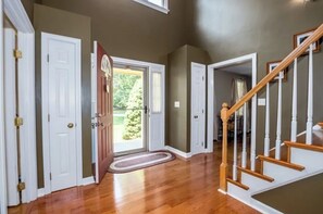 Interior - Spacious 4-bedroom house with huge pool, deck, near beaches and Cape Cod Canal (Bourne)