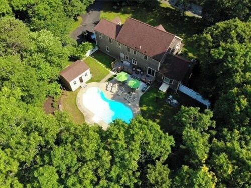 Spacious 4-bedroom house with huge pool, deck, near beaches and Cape Cod Canal