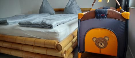 2 habitaciones, tabla de planchar con plancha y cuna de viaje