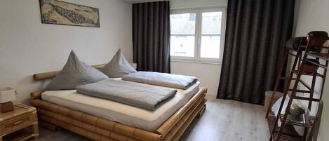 2 habitaciones, tabla de planchar con plancha y cuna de viaje