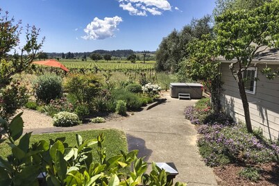 Vinehaven - 3BD Healdsburg Retreat with Spa