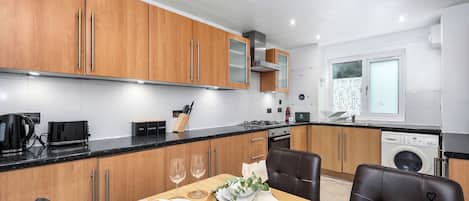 Double or Twin Room, Patio, Park View | Private kitchen