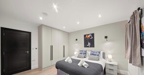 4 habitaciones, tabla de planchar con plancha, cuna de viaje y wifi 