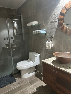 Haartrockner, Handtücher, Seife, Shampoo