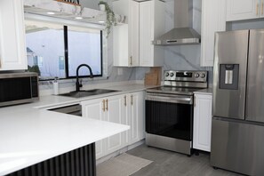 Frigorifero, microonde, forno, piano cottura