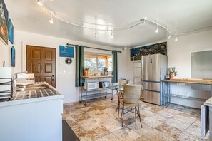 Refrigerador, microondas, parrilla de estufa y cafetera y tetera