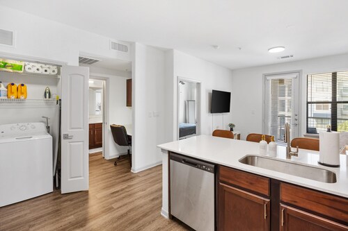 Cozy 1-BR Haven w/King Bed, Sofa Bed, Pool, Gym in Prime Frisco