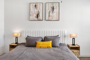 1 slaapkamer, een strijkplank/strijkijzer, wifi, beddengoed