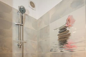 Een douche, een haardroger, handdoeken