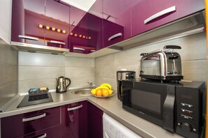 Réfrigérateur, micro-ondes, plaque de cuisson, cafetière/bouilloire