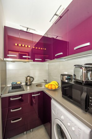 Een koelkast, een microgolfoven, een kookplaat