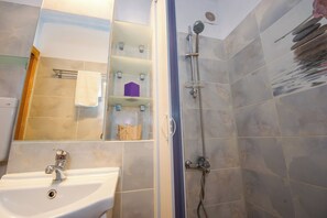 Douche, sèche-cheveux, serviettes fournies