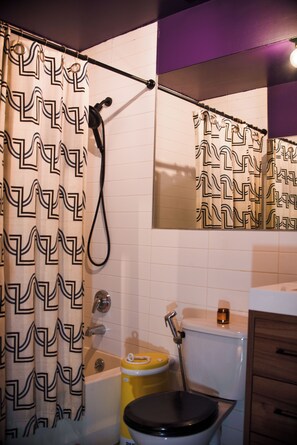 Secador de pelo, bidet, toallas