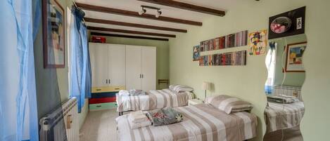 1 slaapkamer, een strijkplank/strijkijzer, beddengoed