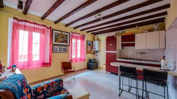 Frigorifero, microonde, forno, piano cottura