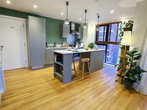 Kühlschrank, Mikrowelle, Ofen, Geschirrspüler