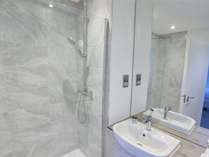 Douche, sèche-cheveux, serviettes fournies