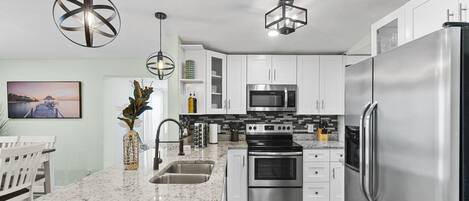 Réfrigérateur, micro-ondes, four, plaque de cuisson