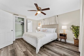 4 chambres, bureau, fer et planche à repasser, lit parapluie