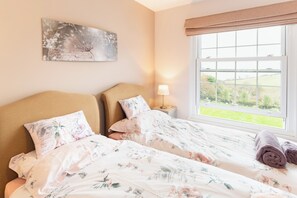 2 間睡房、書桌、熨斗/熨衫板、可攜式嬰兒床