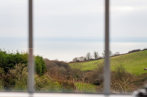 Cliff View Cottage looking out to sea with garden