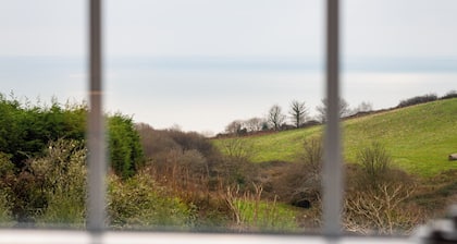 Cliff View Cottage looking out to sea with garden