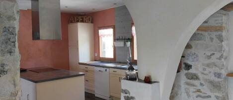 Fridge, oven, stovetop, dishwasher