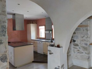 Fridge, oven, stovetop, dishwasher - Country house ideal for spending time with friends and family. (Mens)