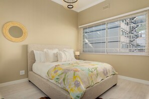 1 bedroom, iron/ironing board, WiFi, bed sheets - Minimalism Muse | Chic Sea Point Apartment (Cape Town)