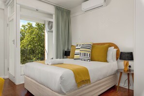 1 quarto, cofres nos quartos, ferros/tábuas de passar roupa