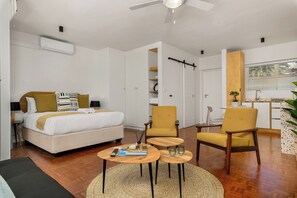 1 quarto, cofres nos quartos, ferros/tábuas de passar roupa