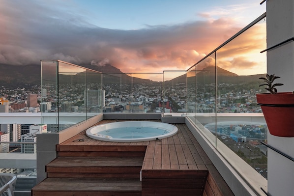 Tina de hidromasaje al aire libre