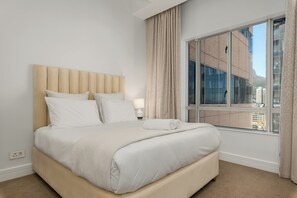 2 bedrooms, in-room safe, iron/ironing board, WiFi - Luxe City Apartment With Mountain Views | Pool (Cape Town)
