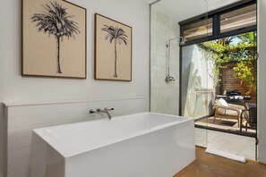 Een douche, een haardroger, handdoeken, zeep