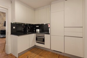 Jääkaappi, mikroaaltouuni, uuni, liesi