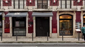 Un immeuble abritant un restaurant appelé « Tapas Bar 93 » et un magasin fermé.