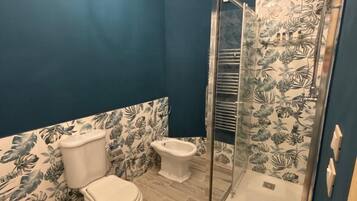 Dusche, Haartrockner, Bidet, Handtücher