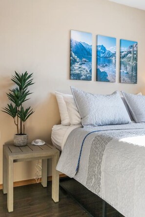3 bedrooms, desk, iron/ironing board, travel crib