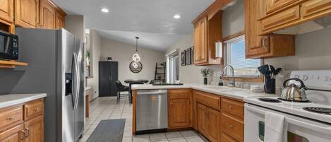 Frigorífic, microones, forn i placa de cuina