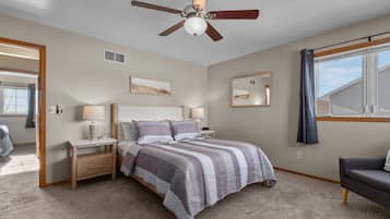 3 sovrum, skrivbord, strykjärn/strykbräda och resesäng