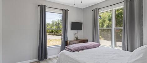 3 bedrooms, desk, iron/ironing board, free WiFi