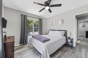 3 bedrooms, desk, iron/ironing board, free WiFi - Waco Oasis | 5 min to downtown, Magnolia, & Baylor (Waco)