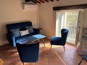 Habitación cuádruple, baño privado, vista al jardín | Decoración personalizada, escritorio y espacio para trabajar con laptop 