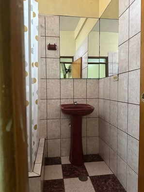 Shower, towels, soap, shampoo - DORAL INN HOTEL (Iquitos)