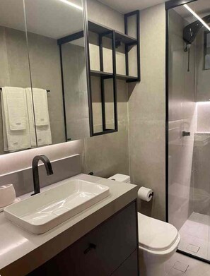 Bathroom - Sophistication, comfort and feet in the sand (Intermares Cabedelo)