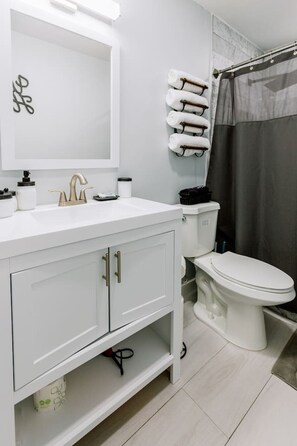 Secador de cabelo, toalhas de banho, sabonete, shampoo