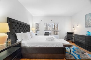 3 habitaciones, tabla de planchar con plancha y cuna de viaje