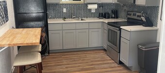 Charming 1-bedroom apartment with WiFi, AC in welcoming Springfield