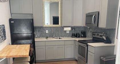 Charming 1-bedroom apartment with WiFi, AC in welcoming Springfield