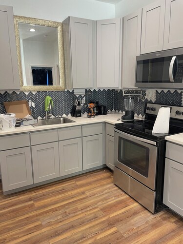 Charming 1-bedroom apartment with WiFi, AC in welcoming Springfield